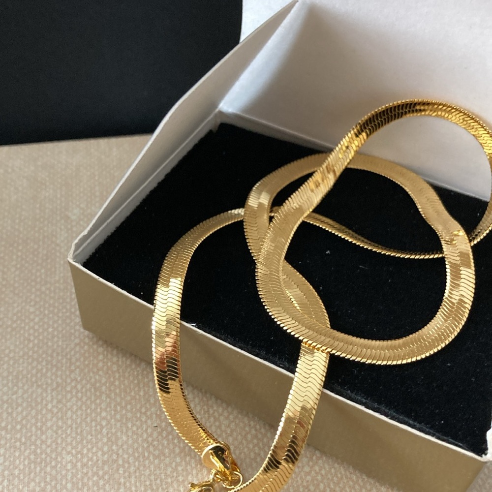 Avon Vintage Herringbone Flat GoldTone 18 inch Necklace
| NIB N6 - Picture 10 of 11